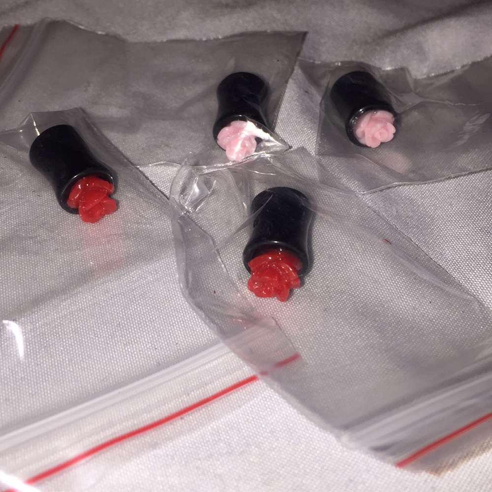 Super cute floral saddle plugs, new